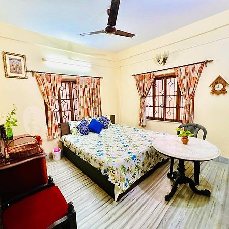 Spacious Apt With Antique Furniture ,Ac & Kitchen 콜카타 외부 사진