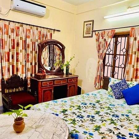 Spacious Apt With Antique Furniture ,Ac & Kitchen 콜카타 외부 사진