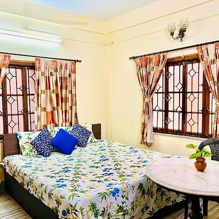 Spacious Apt With Antique Furniture ,Ac & Kitchen 콜카타 외부 사진