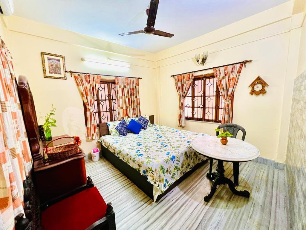 Spacious Apt With Antique Furniture ,Ac & Kitchen 콜카타 외부 사진