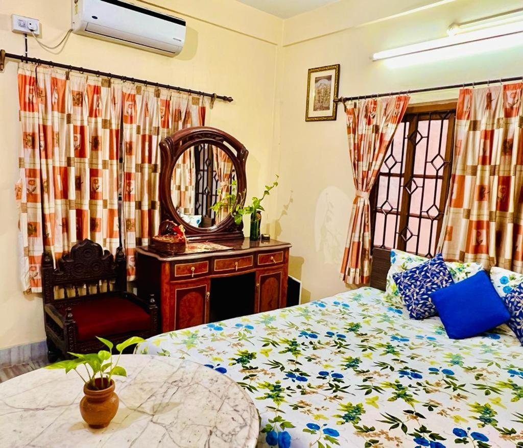 Spacious Apt With Antique Furniture ,Ac & Kitchen 콜카타 외부 사진
