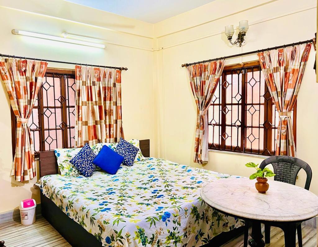 Spacious Apt With Antique Furniture ,Ac & Kitchen 콜카타 외부 사진