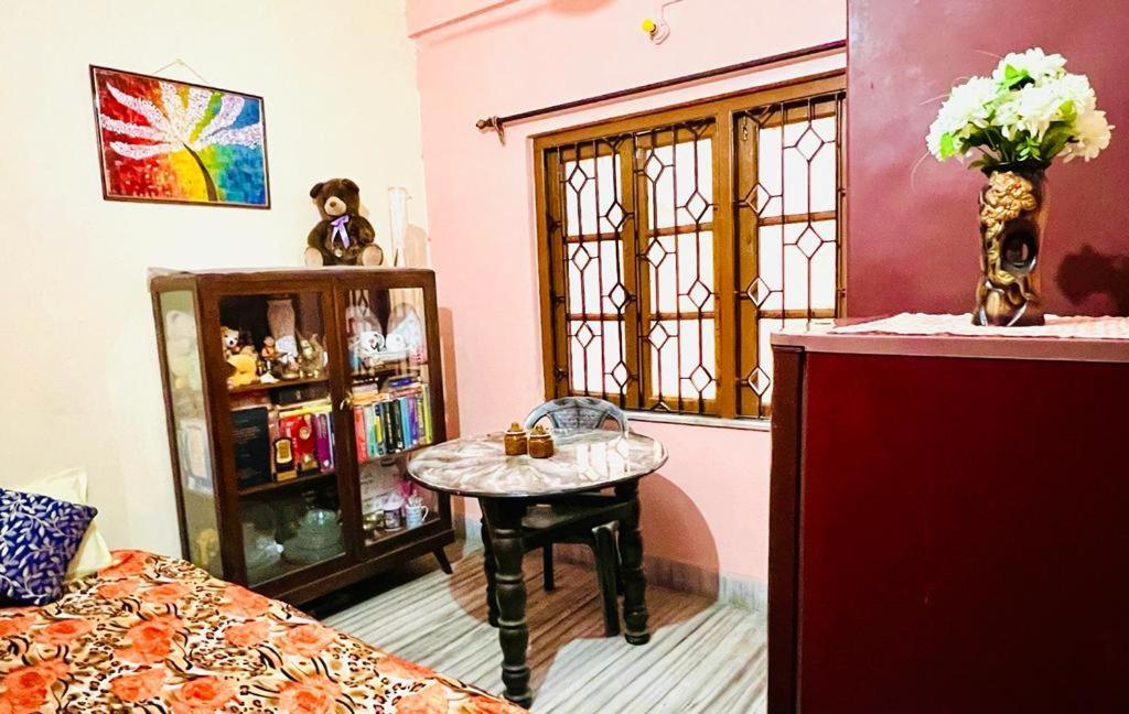 Spacious Apt With Antique Furniture ,Ac & Kitchen 콜카타 외부 사진