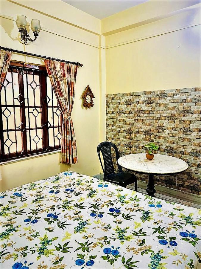 Spacious Apt With Antique Furniture ,Ac & Kitchen 콜카타 외부 사진