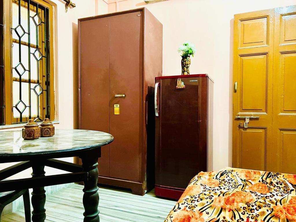 Spacious Apt With Antique Furniture ,Ac & Kitchen 콜카타 외부 사진