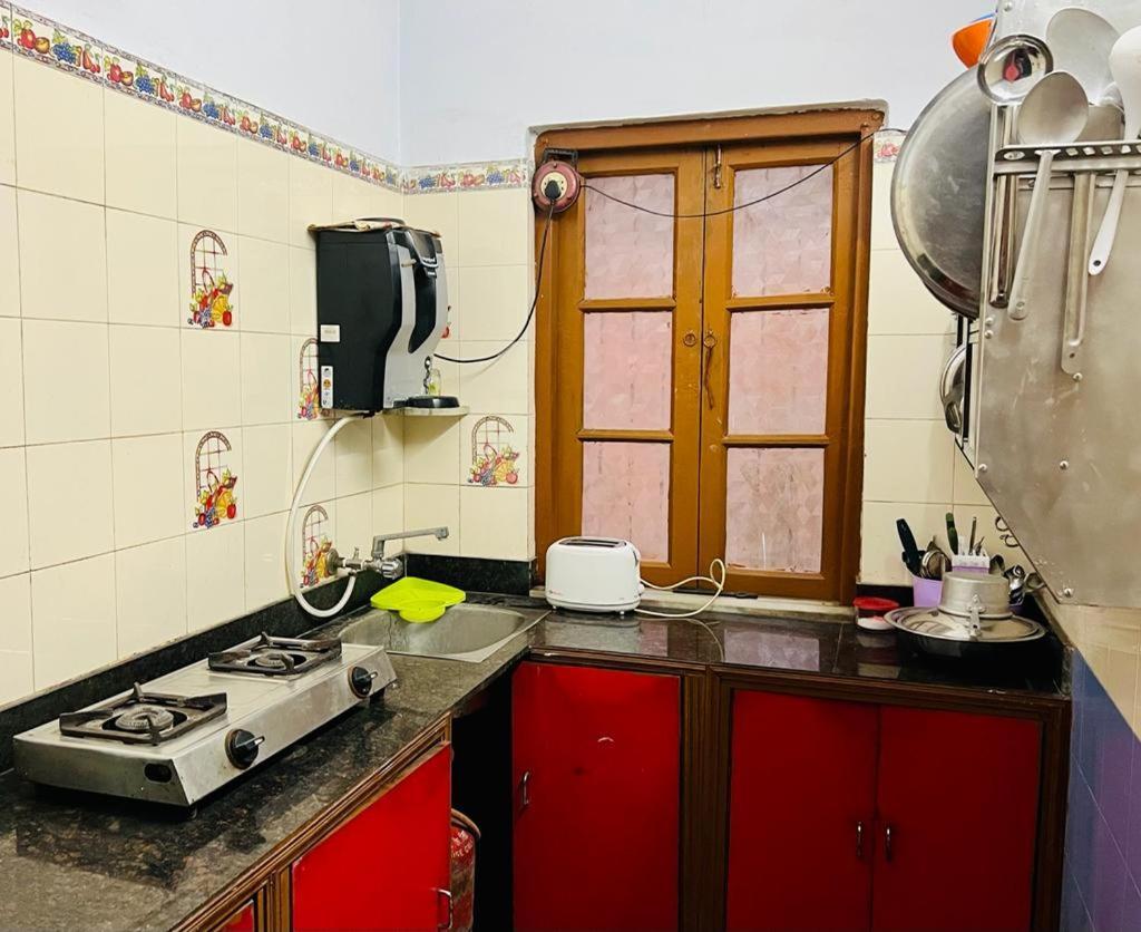 Spacious Apt With Antique Furniture ,Ac & Kitchen 콜카타 외부 사진