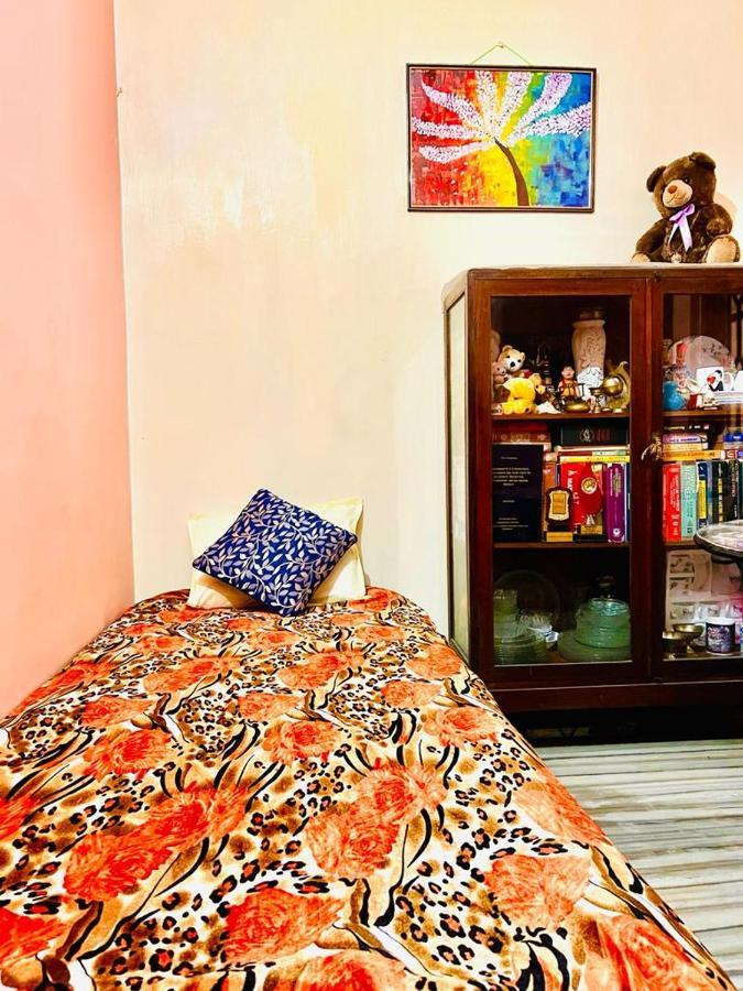 Spacious Apt With Antique Furniture ,Ac & Kitchen 콜카타 외부 사진